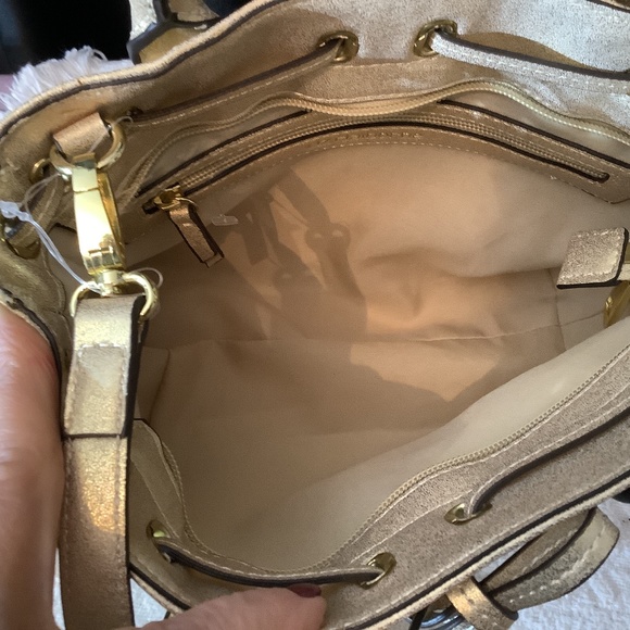 NWT Liz Claiborne Gold shimmery crossbody bow satchel - Picture 6 of 12